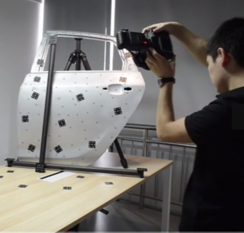 PhotoShot Schnelles und genaues Photogrammetriesystem für die 3D-Modellierung übergroßer Maschinen